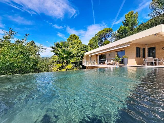Villa d'architecte de 195 m2. Vue panoramique, piscine à débordement et calme absolu