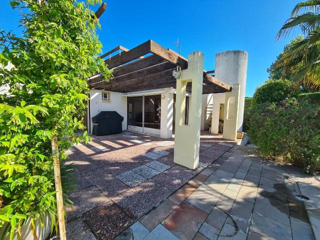 Villa D'architecte De 1970 De Plain Pied T5+1 Véranda Sur Un. 123m² La Grande Motte