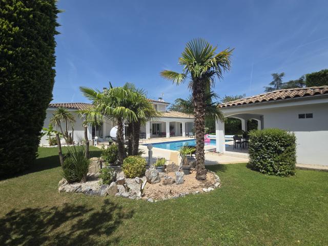 Villa d'architecte de 240m2 sur un terrain de 1500m2 avec piscine à Castelginest