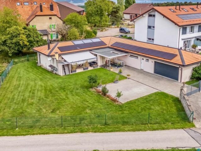 Villa d'architecte dans un cadre verdoyant