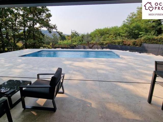 Villa d'architecte de plain pied récente, avec piscine, terr