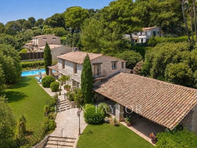 Villa d'architecte en pierres, hauteurs résidentielles recherchées