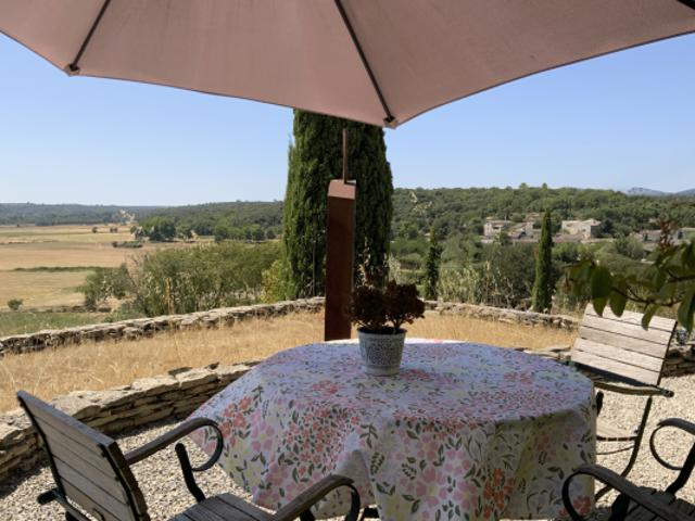 Villa d'architecte en position dominante de plain pied et sa