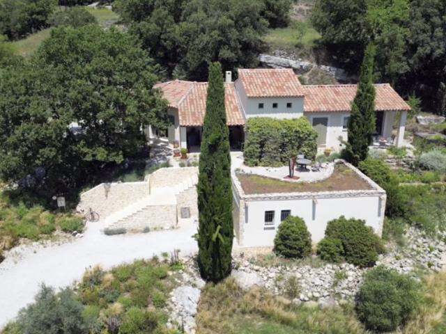 Villa d'architecte en position dominante de plain pied et sa vue panoramique