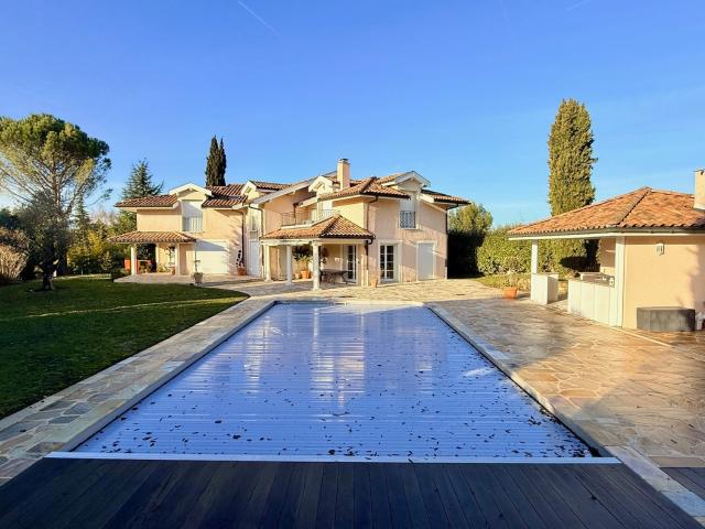 Villa d'architecte individuelle avec jardin et piscine