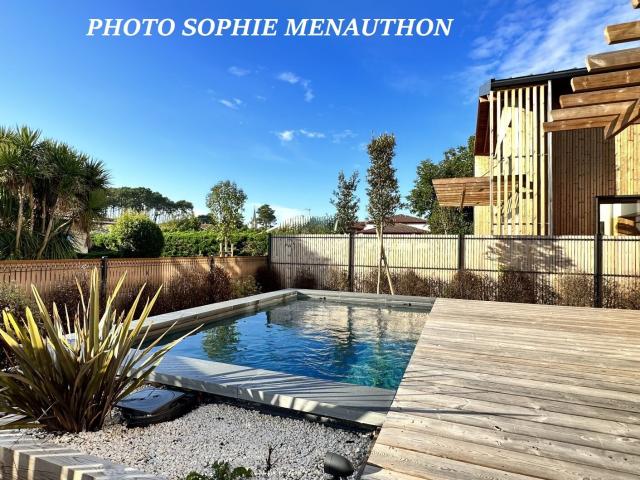 VILLA D'ARCHITECTE OSSATURE BOIS DE TYPE T4 DE 103 M2 AVEC PISCI