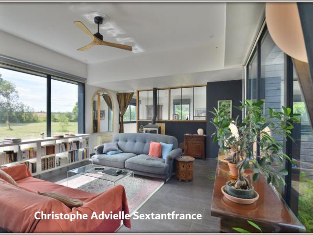 Villa d'architecte ossature bois, plain pied, 4 chambres, piscine, garage et atelier sur 1,6 Ha
