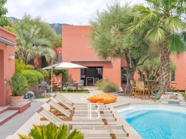 Villa d'architecte rénovée avec piscine, vue sur les Baous et pool house – Vence
