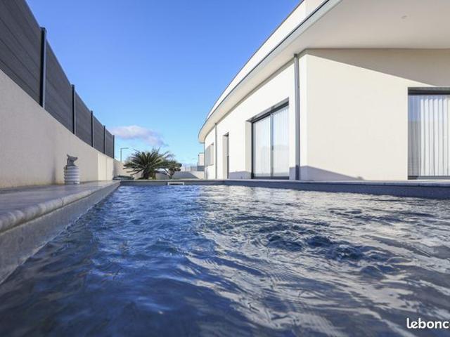 Villa d'architecte récente avec piscine et garage Béziers
