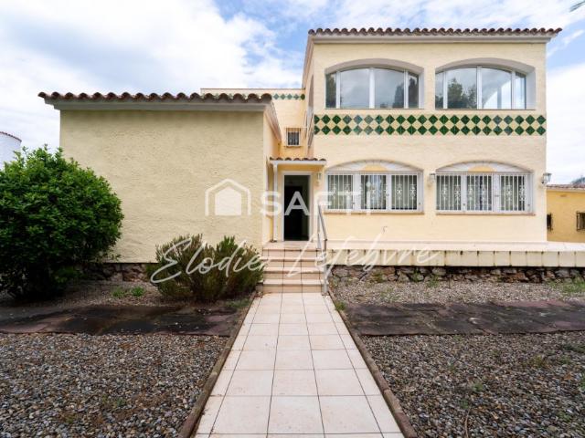 Villa de 4 dormitorios con jardín, garaje y gran potencial – Empuriabrava