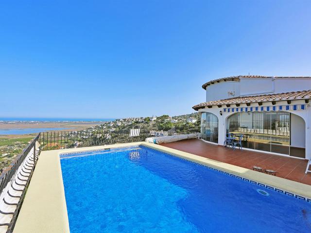 Villa de 4 dormitorios con piscina y vistas al mar en Monte. 298m² Dénia