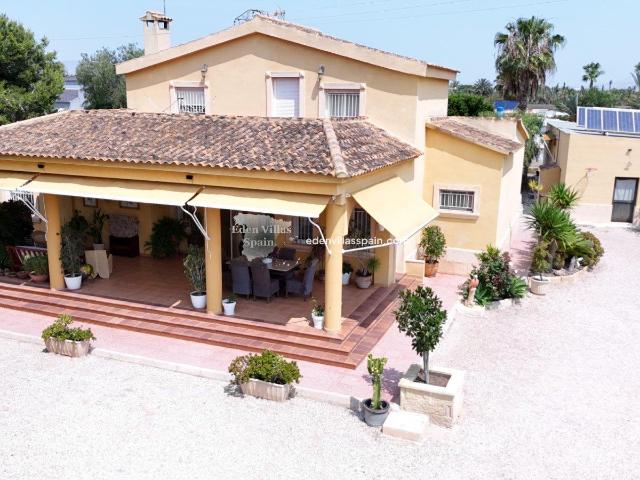 Villa De 4 Dormitorios Y 3 Baños Con Establos A 5 Minutos En. 199m² Alicante
