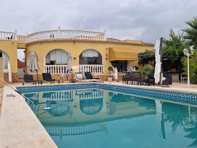 Villa De 4 Dormitorios Y 2 Baños Con Casa De Invitados Y Pis. 217m² Alicante