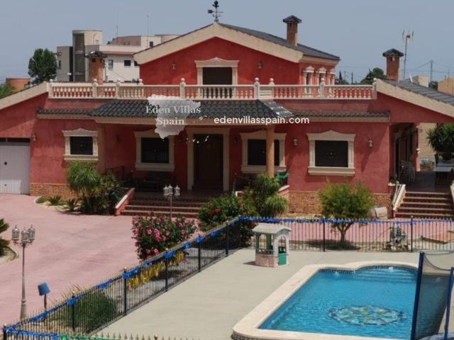 /Villa De 4 Dormitorios Y 4 Baños Con Piscina Privada, Garaj. 300m² Alicante