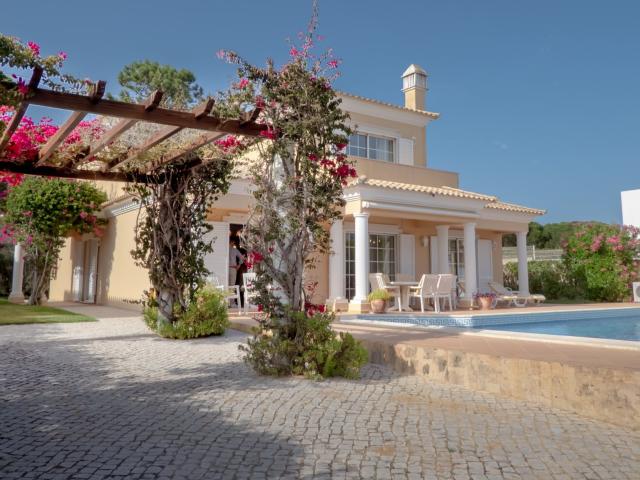 Villa de 4 quartos com piscina em Varanda do Lago. 257m² Almancil