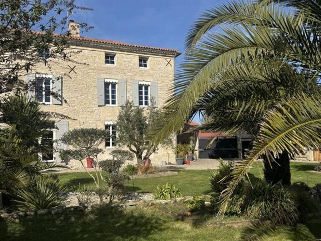 Villa de 5 chambres de luxe en vente Surgères, Nouvelle Aquitaine