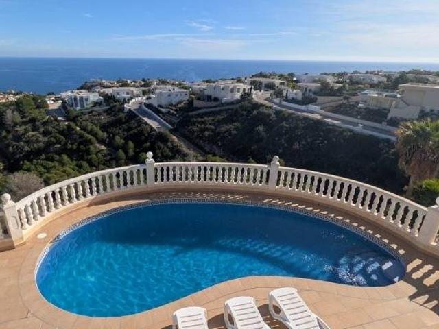 Villa de 4 dormitorios con vistas panorámicas al mar en Cumbres del Sol