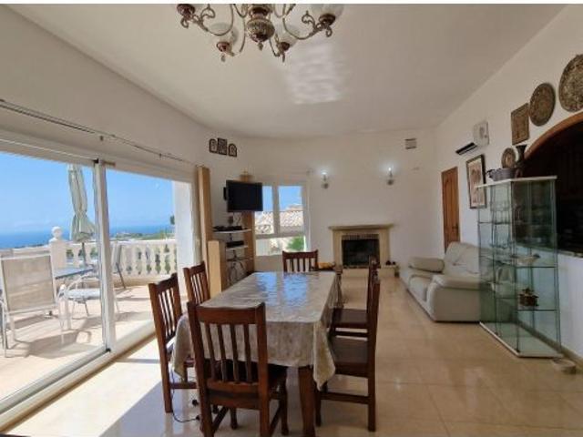 Villa de 5 dormitorios con vistas panorámicas al mar en Cumbres del Sol