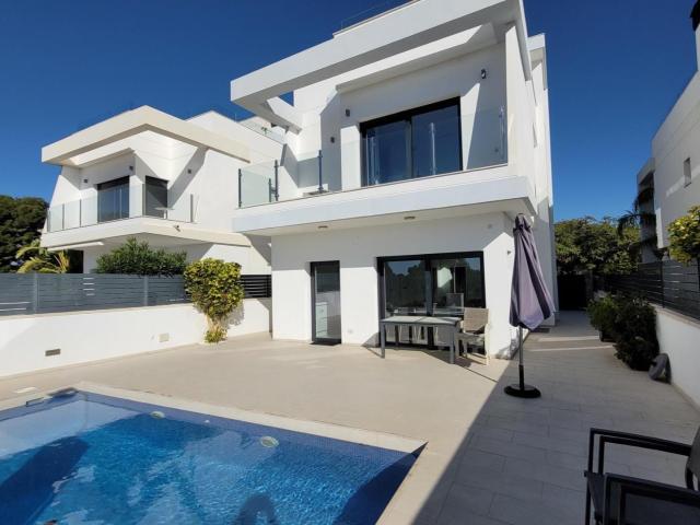 VILLA DE 5 DORMITORIOS CON PISCINA PRIVADA ZONA LO ROMERO