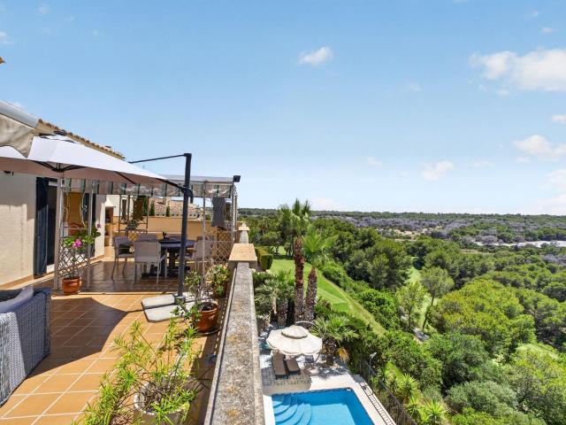 Villa de 5 Dormitorios en Primera Línea de Golf con Piscina en Las Ramblas, Orihuela Costa