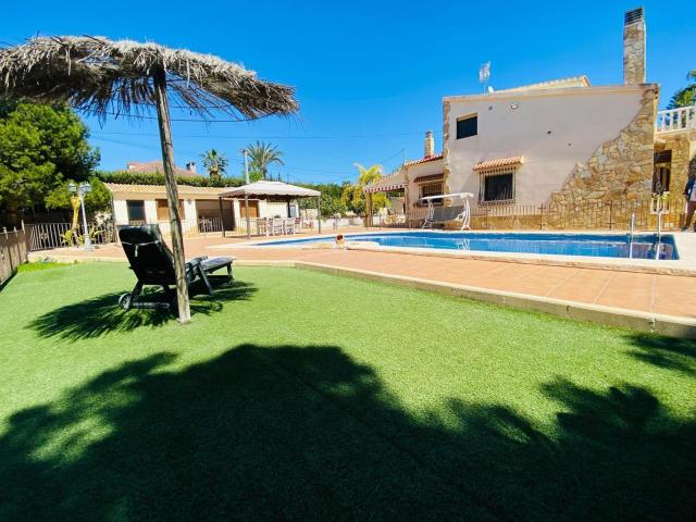 Villa De 5 Dormitorios Y 5 Baños Con Precioso Jardín Con Pis. 300m² Alicante