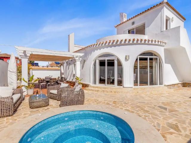 Villa de 5 habitaciones, 2 baños en Orihuela Costa 176m² Orihuela Costa