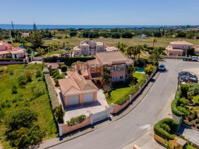 Villa de 5 quartos com piscina e garagem dupla em Porches