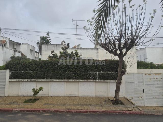 Villa de 650m2 à retaper à côté du tribunal