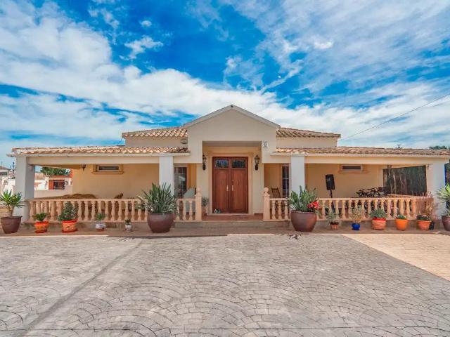 Villa de 6 dormitorios y 3 cuartos de baño en Heredades 299m² Heredades