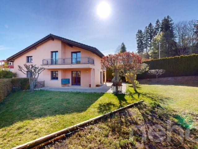 Villa de 6,5 pièces au calme avec garage 5 places et grand jardin