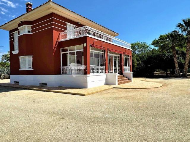 Villa De 7 Dormitorios Y 3 Baños Construida En 2004 Con Pisc. 350m² Alicante