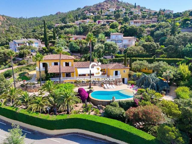 Villa de luxe de 7 pièces en vente Saint Raphaël, Provence Alpes Côte d'Azur