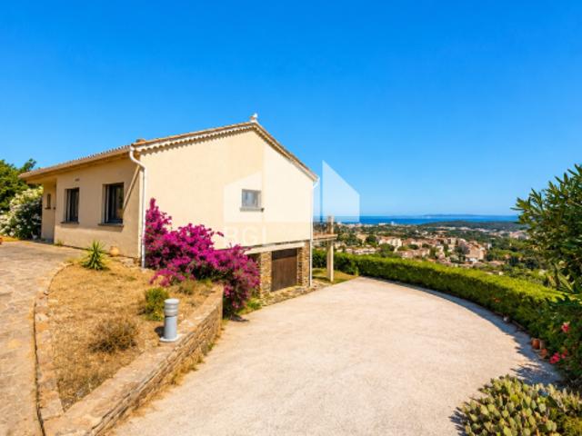 Villa de 103 m2 construite sur une propriété de 1230 m2 dans