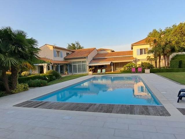 Villa de 17 pièces de luxe en vente Saint Germain de Lusignan, France