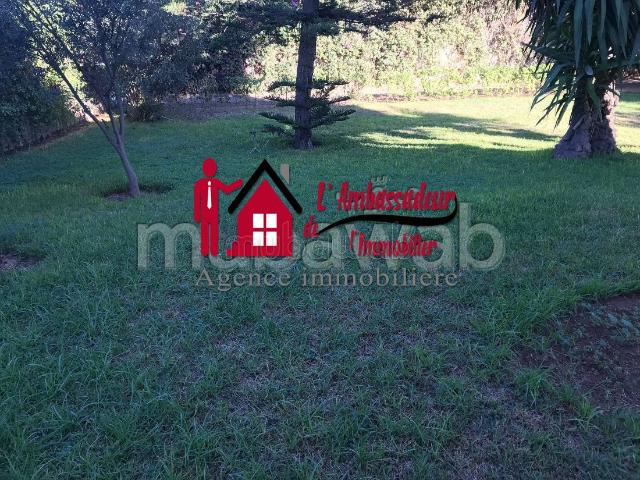 Villa de 1400 m2 à Longchamps