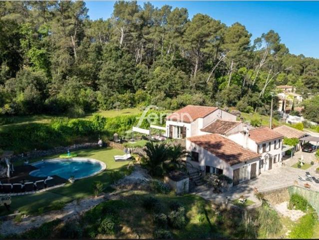 Villa de 152m² sur 7000m² de terrain avec une vue panoramique