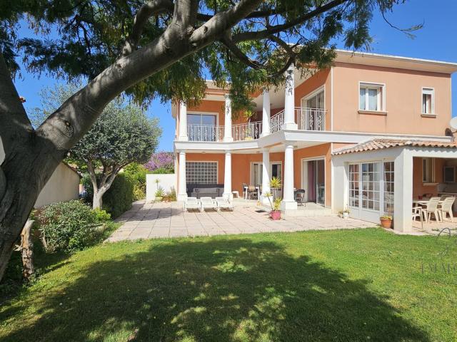 Villa de 160 m2 sur 515 m2 de terrain proche centre et plage. 160m² Saint Cyr sur Mer