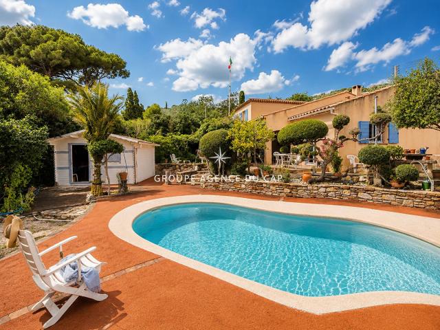 Villa de 165m2 avec piscine 2 garages abri voitures et proch. 165m² Les Issambres