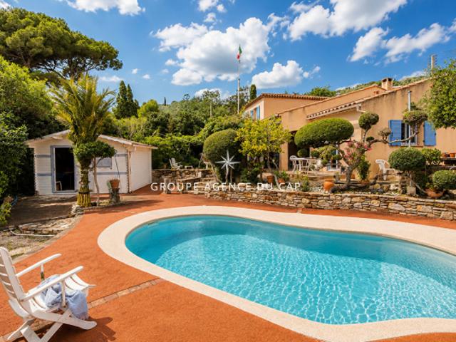Villa de 165m2 avec piscine 2 garages abri voitures et proche des plages, aux Issambres