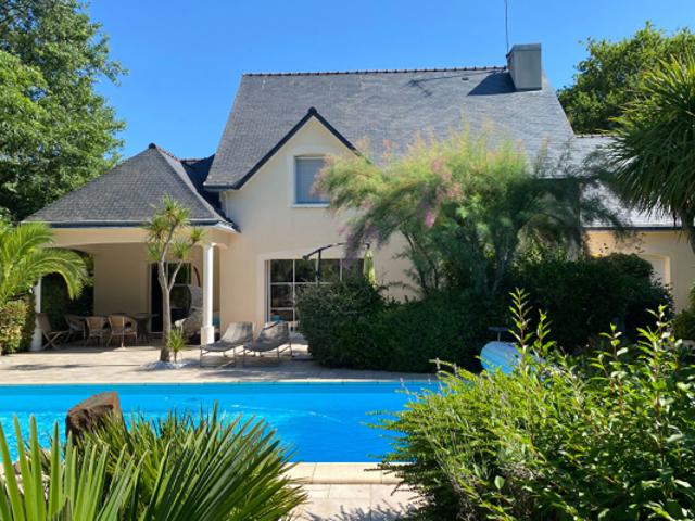 Villa de 180 m² sur une parcelle de 2400 m² avec piscine chauffée et accès direct sur le golf