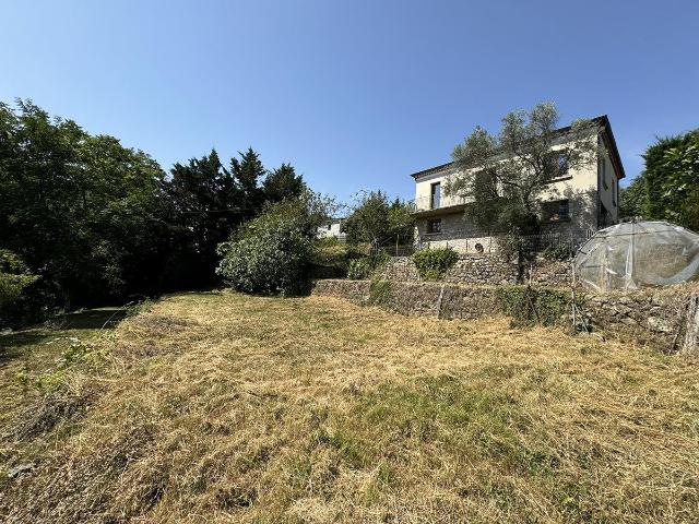 Villa de 1966 avec un terrain constructible de 1883 m2 et un. 99m² Largentière