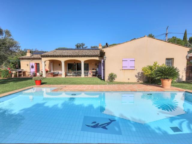 VILLA de 200 m2 ENVIRON AVEC GRAND TERRAIN DE 2200 m2 ET PISCINE Cogolin