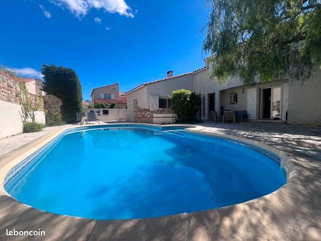VILLA DE 200m2 AVEC PISCINE dans quartier Résidentiel