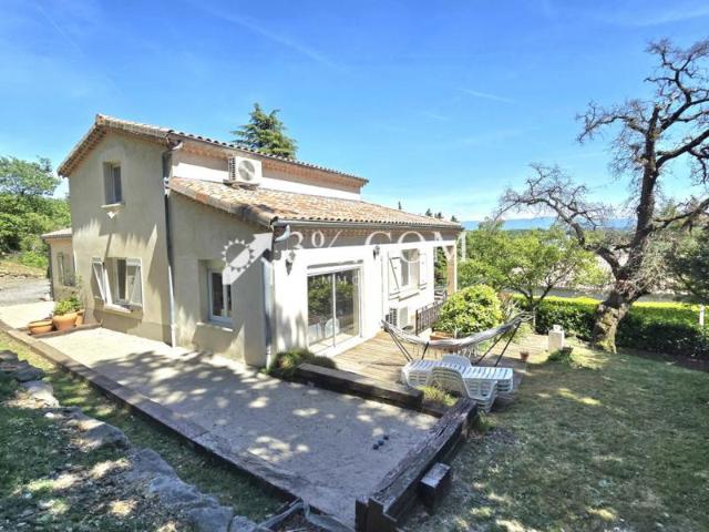 Villa de 200m2 et 5 chambres sur terrain clos et arboré de 1