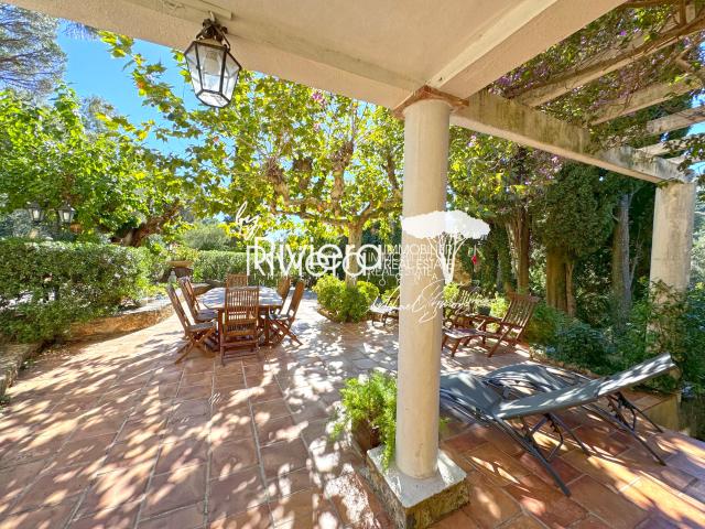 Villa de 205m2 sur terrain de 7740m2. Droits à bâtir !