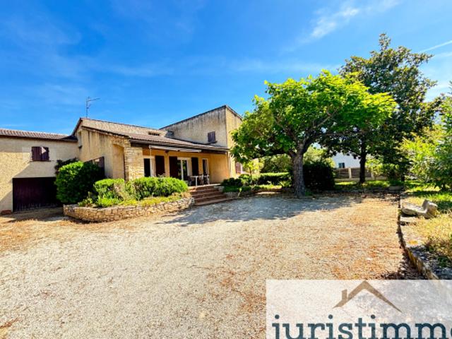 Villa de 208m2 sur une parcelle de 1748m2 à Lapalud