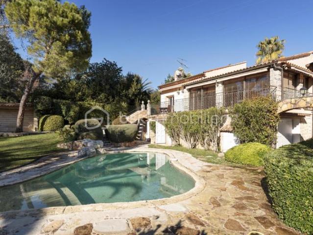 Villa de 216 m2 5 pièces avec piscine sur un terrain de 2041 m2