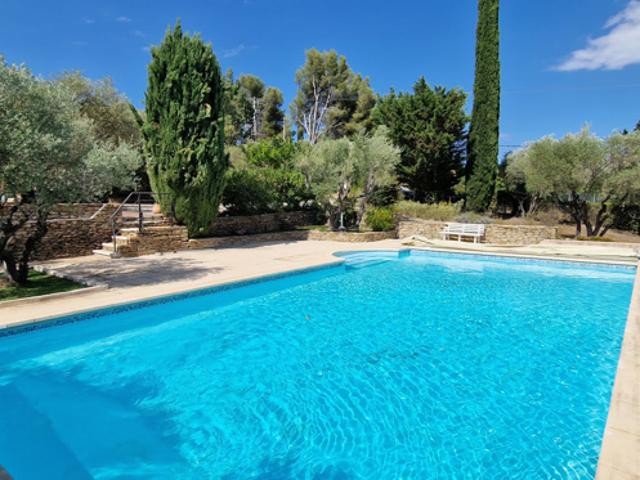 Villa de 220 m2 sur 3300 m2 de terrain avec piscine