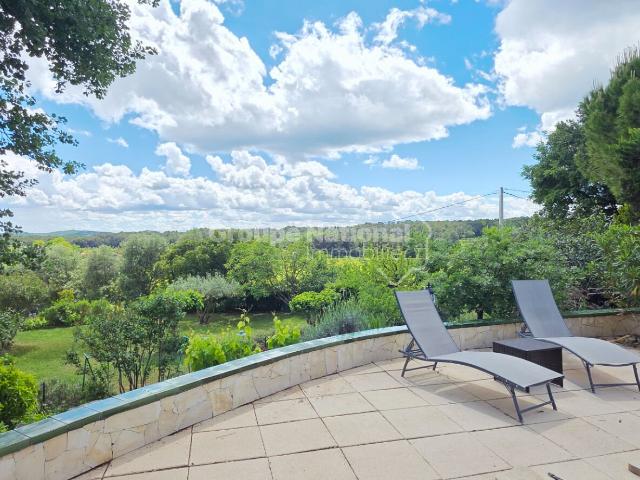 Villa de 238m² avec vue et 2 logements indépendants 238m² Sabran