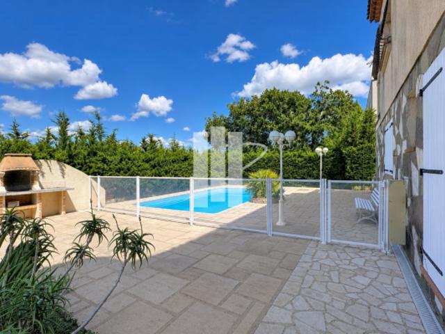 villa de 240m2 divisée en 2 appartements avec piscine